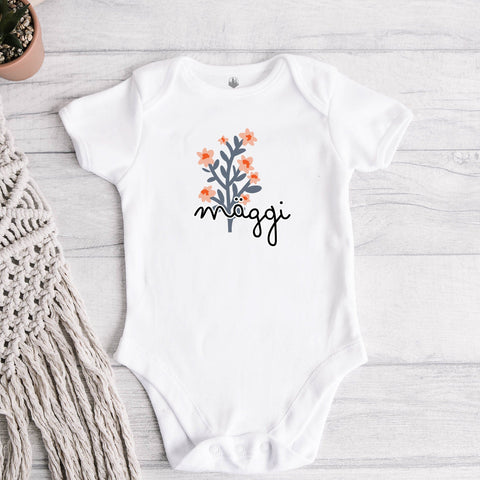 Floraler Babybody in weiß mit deinem Wunschnamen