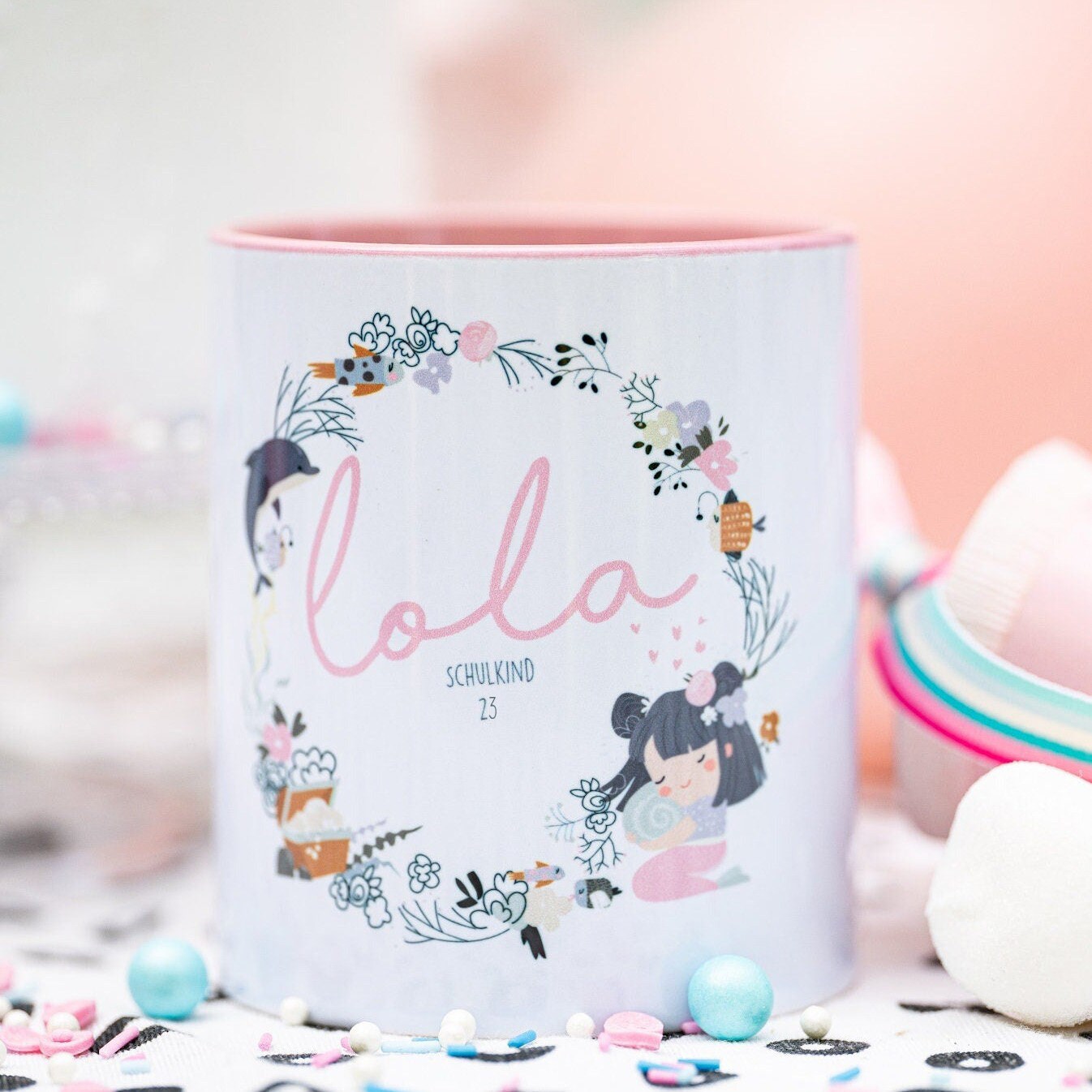 Tasse aus Keramik weiß Innenfarbe und Henkel rosa Meerjungfrau „Schulkind 2023“ mit Wunschname, Geschenk zur Einschulung