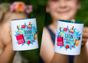 Tasse aus Keramik weiß Innenfarbe und Henkel farbig „Schulkind 2023“ mit Wunschname, Geschenk zur Einschulung
