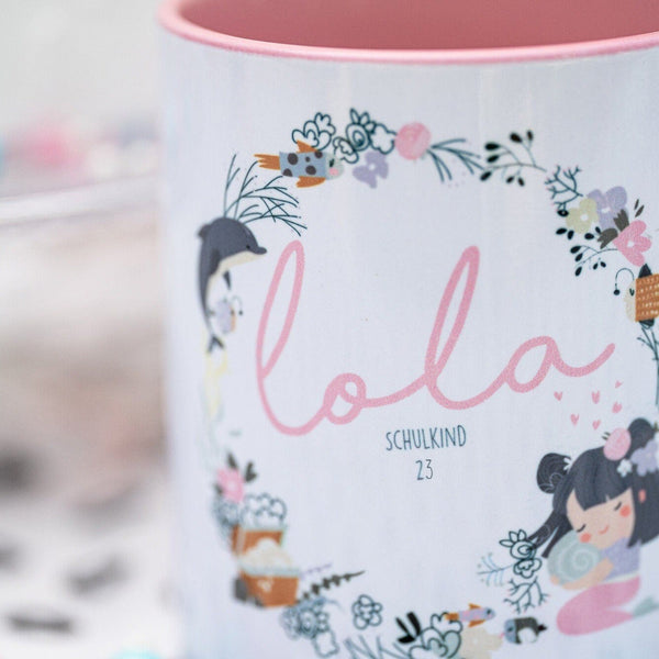 Tasse aus Keramik weiß Innenfarbe und Henkel rosa Meerjungfrau „Schulkind 2023“ mit Wunschname, Geschenk zur Einschulung